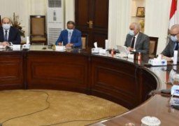 وزير الإسكان ومحافظ الجيزة يتابعان الموقف التنفيذى لمشروعات الشرب والصرف