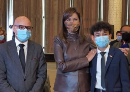 “الهجرة” تكرم الطفل المصري ميسرة مقلد الحائز على جائزة شخصية العام