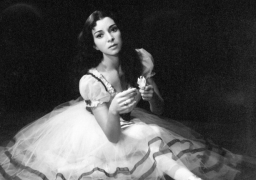 الباليرينا المصرية تهدي آلة بيانو للجامعة الأمريكية بالقاهرة