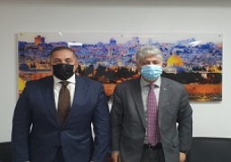 عضو “التحرير الفلسطينية” يبحث مع السفير المصري المستجدات السياسية