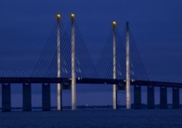 إضاءة أعمدة جسر أوريسوند بين السويد والدنمارك استعدادًا للكريسماس