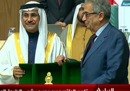 العسومي يكرم عمرو موسى باعتباره من الآباء المؤسسين للبرلمان العربي