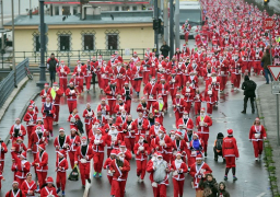 سباق جرى بأزياء “بابا نويل” في مدينة روسية للاحتفال برأس السنة