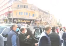 الرئيس يستجيب لهتاف مواطنين له.. وينزل من سيارته للترحيب بهم