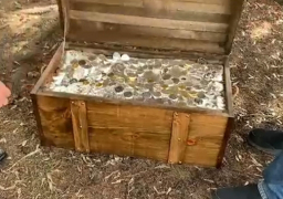 كنز من الذهب والفضة ينجرف على شاطئ فنزويلى يجلب الأمل لسكان قرية