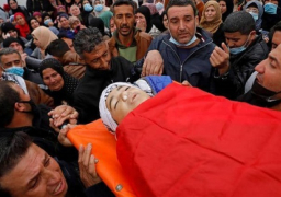 مئات الفلسطينيين يخرقون الإغلاق لتشييع طفل استشهد برصاص قوات الاحتلال