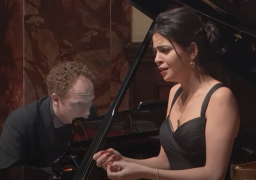 على الرغم من كورونا.. مغنية مصرية تقدم حفلا في أرقى قاعات لندن