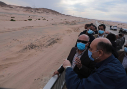 صور..وزير النقل يتفقد مشروع تطوير خط سكة حديد قنا/ سفاجا ومده للغردفة