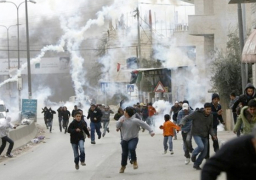 إصابة عشرات الفلسطينيين بالاختناق خلال مواجهات مع الاحتلال الإسرائيلي بالضفة الغربية