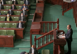 وسط تصاعد الاحتجاجات .. البرلمان التونسي يوافق على تعديل وزاري يعمق الخلاف بين رئيس الوزراء والرئيس