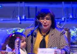 وزيرة الثقافة تقدم الطفلة نور مكى: عملت كتاب إسالنى عن جيش مصر بخط يدها
