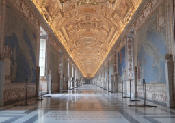 بعد إغلاق الأطول منذ الحرب العالمية الثانية متحف الفاتيكان يفتح أبوابه