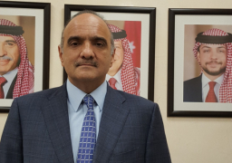 رئيس وزراء الأردن يعلن دخول المملكة مرحلة حرجة بسبب كورونا