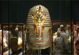 مديرة المتحف المصري: لم ولن يتم تصوير قناع توت عنخ آمون خارج الفاترينة