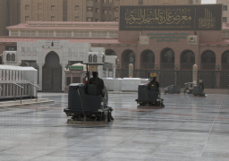 1490عاملاً ينجزون أعمال تنظيف وتعقيم المسجد النبوي أثناء موجة الغبار