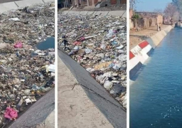 أجهزة وزارة الرى تزيل المخلفات الملقاة بترعة سقارة البحرية بالجيزة