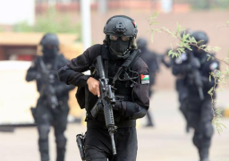 شرطة الأردن تستخدم الغاز المسيل للدموع لتفريق احتجاجات على الإغلاق