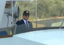 الرئيس السيسي يقوم بجولة بالمجرى الملاحي لقناة السويس