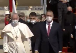 بابا الفاتيكان يصل إلى العراق في زيارة تاريخية