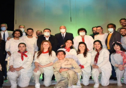 وزيرة الثقافة ومحافظ قنا يطلقان عروض مسرح المواجهة والتجوال