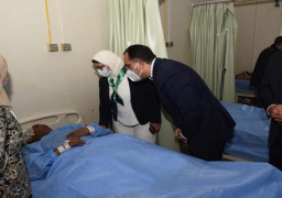 بالصور.. رئيس الوزراء يزور مصابي حادث القطارين في المستشفى الجامعي بسوهاج