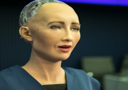 بيع قطعة فنية رقمية من صنع الروبوت صوفيا في مزاد بنحو 700 ألف دولار