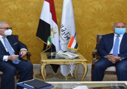 بالصور .. وزير النقل يبحث مع السفير الإيطالي تشغيل خطوط ملاحية منتظمة بين الموانيء المصرية والإيطالية