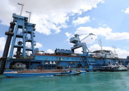 بالصور .. الكراكة مشهور تواصل أعمال التكريك لتعويم السفينة الجانحة بقناة السويس