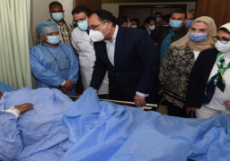 بالصور.. رئيس الوزراء يصل المستشفى التعليمي بسوهاج للاطمئنان على مصابي حادث تصادم القطارين