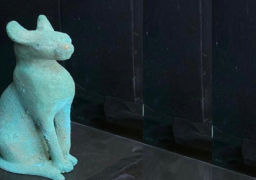 في إطار استعادة الآثار المصرية المهربة بالخارج.. سفير مصر لدى كندا يتسلم قطعة أثرية لإله باستت