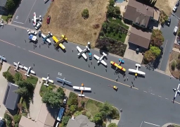 الطائرات أمام باب المنزل.. حى خاص فى كاليفورنيا