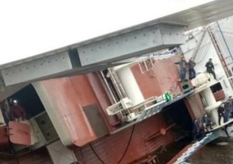 روسيا: انقلاب سفينة في حوض لبناء السفن في بطرسبورغ