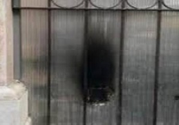 مستوطنون يشعلون النار ببوابة الكنيسة الرومانية بالقدس المحتلة