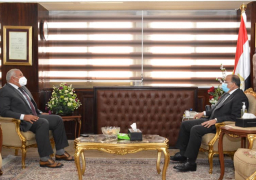 وزير التنمية المحلية يتابع مع محافظ الوادى الجديد المشروعات الجارية بالمحافظة لتحسين حياة المواطنين