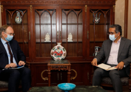 العناني يبحث التعاون الأثري والسياحي مع سفير الاتحاد الأوروبي بالقاهرة