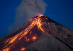 بعد خموله لعشرات السنين.. ثوران بركان في جنوب الكاريبي وإجلاء الآلاف