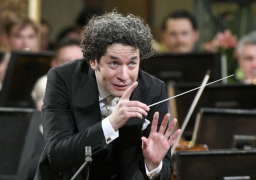 تعيين قائد الأوركسترا الفنزويلي غوستافو دوداميل مديراً لاوبرا باريس