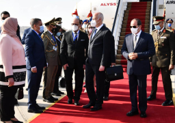 صور … الرئيس السيسي يستقبل نظيرة التونسي قيس سعيد بمطار القاهرة