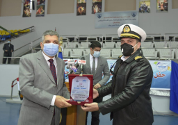 الفريق ربيع يكرم العاملين المشاركين في تعويم سفينة الحاويات البنمية