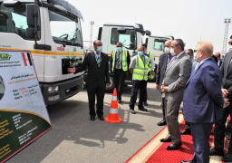 وزير الطيران المدنى يتفقد أحدث معدات الشركة المصرية لخدمات الطيران