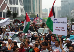 وقفة تضامنية مع فلسطين امام السفارة الأمريكية بجاكرتا