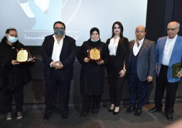 تكريم كوكبة من أسر الشهداء وفريق عمل فيلم ” الشهيد” بسينما الهناجر