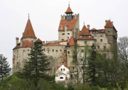 رحلة مجانية بقلعة دراكولا لتشجيع الرومانيين على تلقى لقاح كورونا