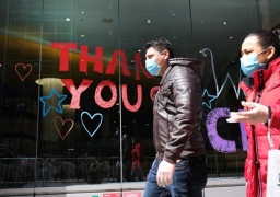 نيويورك تعتزم رفع أوامر ارتداء الكمامات