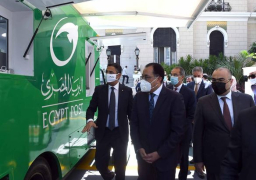 رئيس الوزراء يتفقد إحدى سيارات البريد المتنقلة.. ويشيد بالتجربة