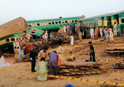 بالصور .. أكثر من 80 قتيلاً وجرحياً في حادث تصادم قطارين جنوب باكستان