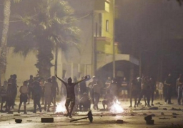 مواجهات ليلية عنيفة بين محتجين غاضبين والشرطة التونسية في احد ضواحي العاصمة