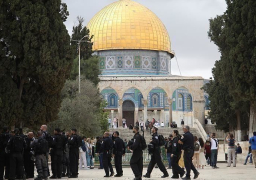 عشرات المستوطنين يقتحمون الأقصى .. وقوات الاحتلال تعتقل 7 شبان وتصيب 6 بالرصاص الحي