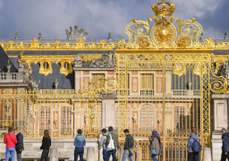 قصر فرساى الشهير بفرنسا يفتتح فندقا يتيح تجربة العيش مثل الملوك