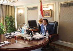 وزير التعليم العالى يستعرض تقريرا حول جهود مركز بحوث وتطوير الفلزات